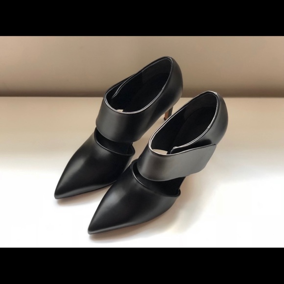 VINCE CAPRI BLACK LEATHER WITH VELCRO PUMPS - Picture 3 of 8